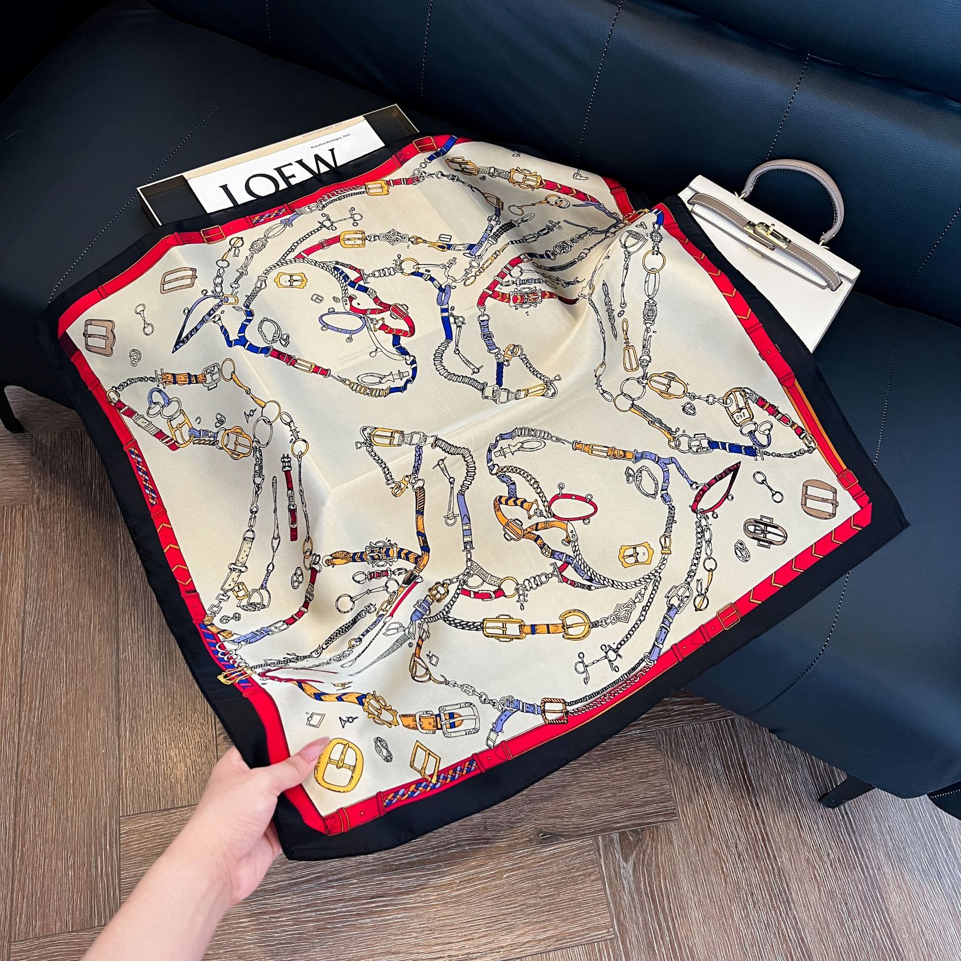 Роскошный брендовый маленький  – обзор и цена Scarf Silk Square