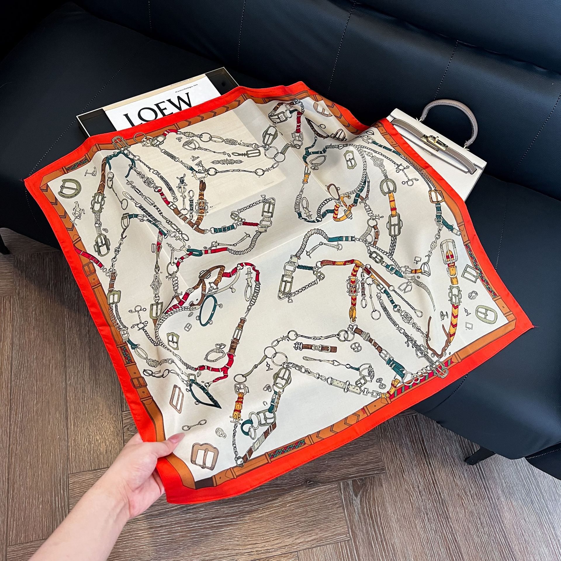Роскошный брендовый маленький  – обзор и цена Scarf Silk Square