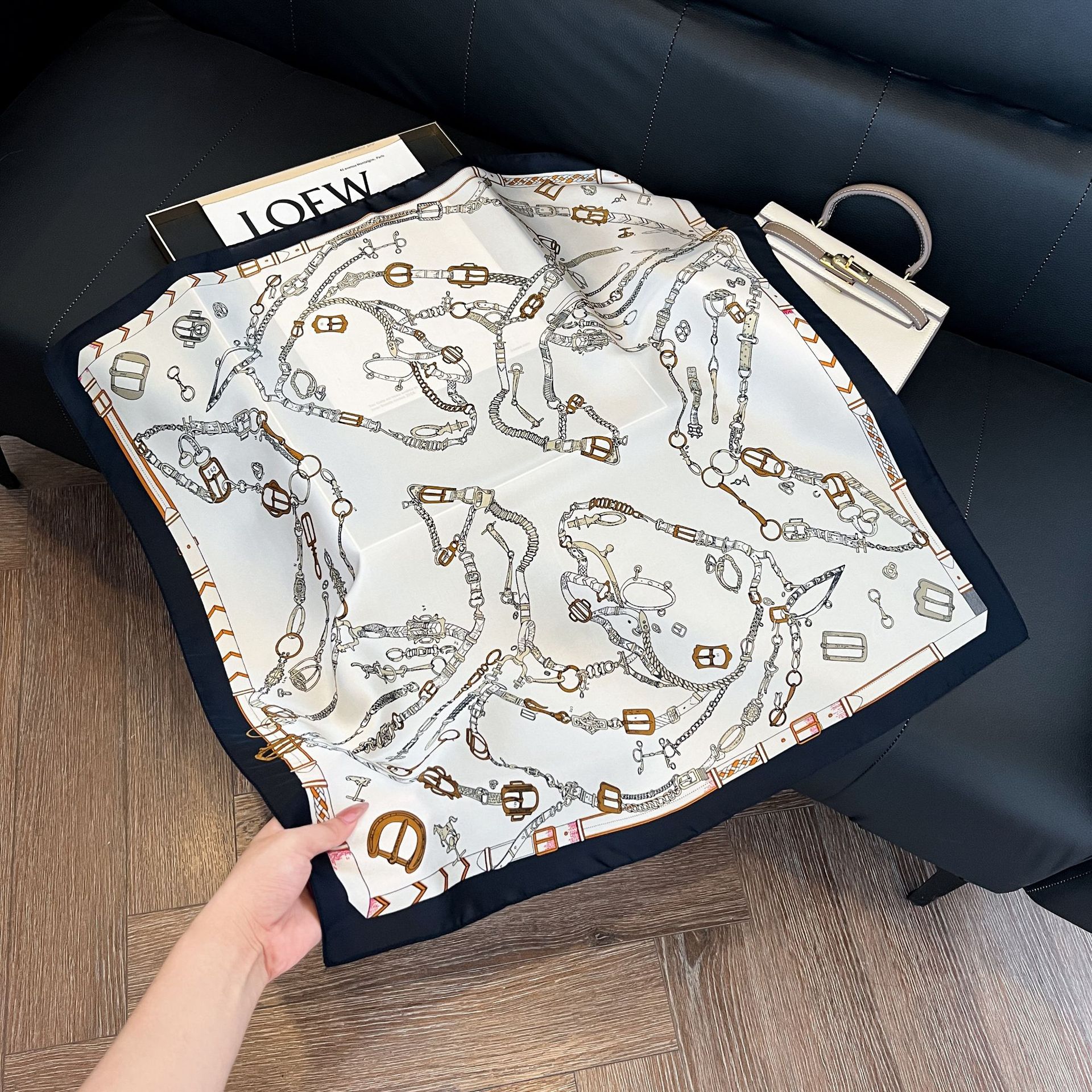 Роскошный брендовый маленький  – обзор и цена Scarf Silk Square