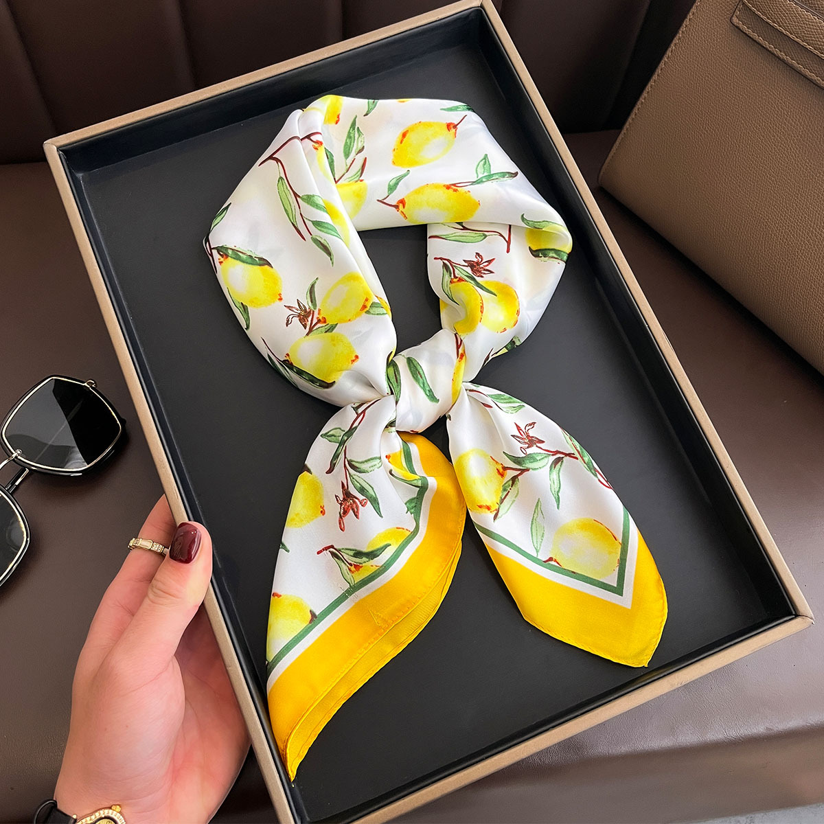 Новинка 2025 года, квадратный  – обзор и цена Ascot Neck Scarf