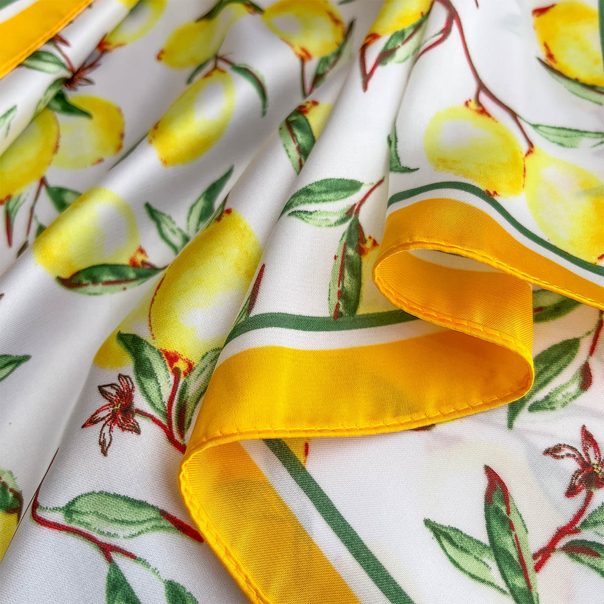 Новинка 2025 года, квадратный  – обзор и цена Ascot Neck Scarf