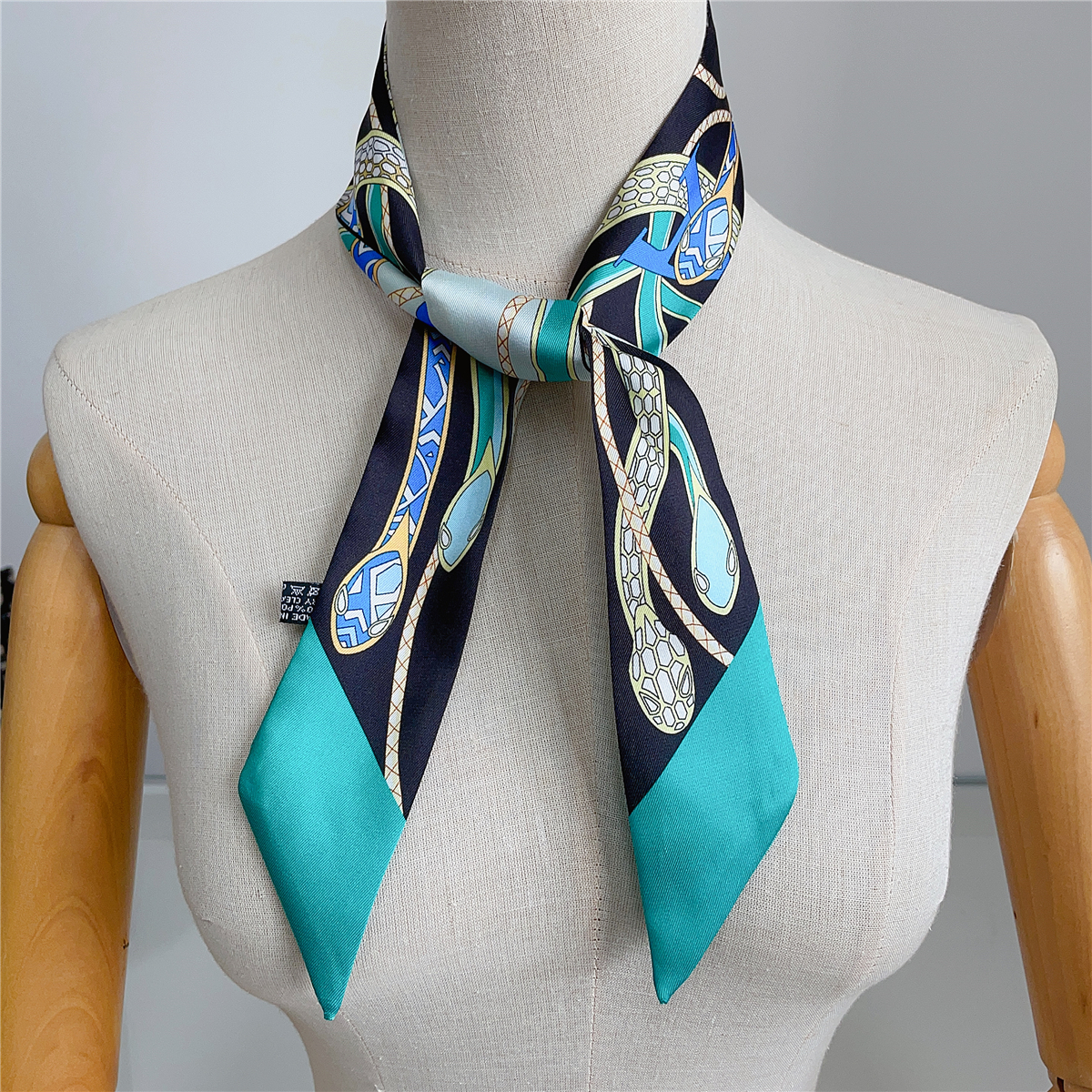Новый брендовый дизайн, цветно – обзор и цена Silk Neck Scarf