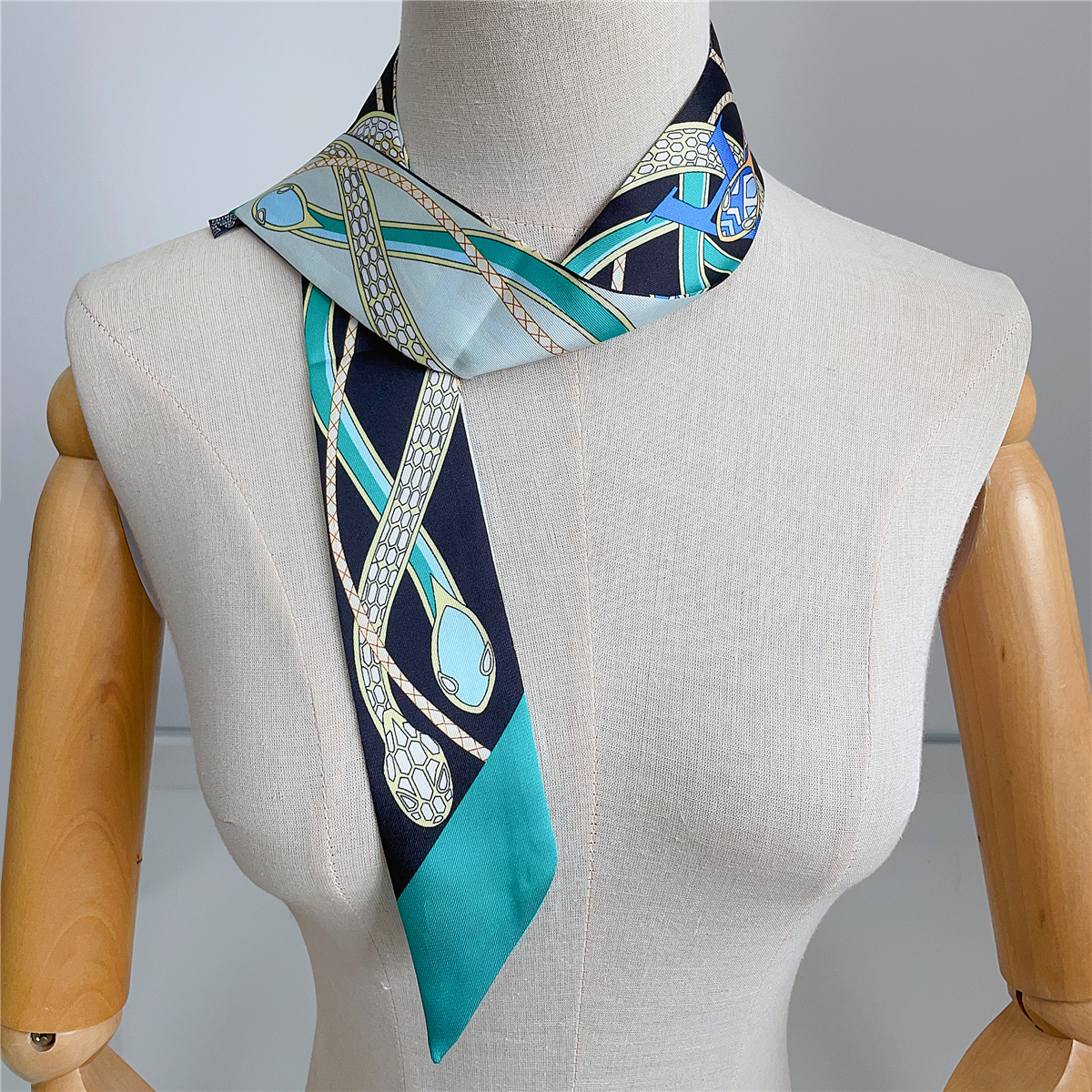 Новый брендовый дизайн, цветно – обзор и цена Silk Neck Scarf