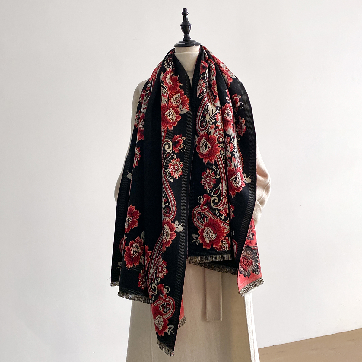 Зимнее роскошное утепленное те – обзор и цена Woven Scarf Blanket